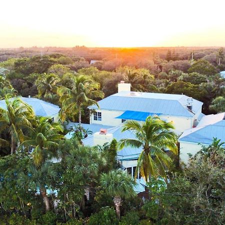 The Caribbean Court Boutique Hotel Веро Бич Экстерьер фото