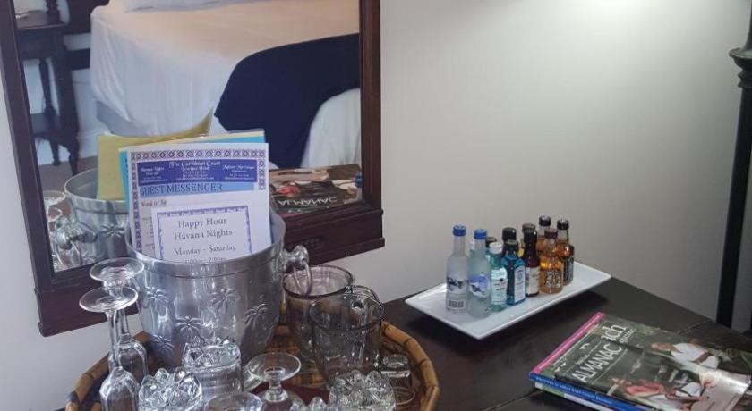 The Caribbean Court Boutique Hotel Веро Бич Экстерьер фото