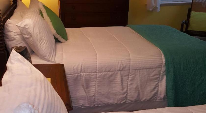 The Caribbean Court Boutique Hotel Веро Бич Экстерьер фото