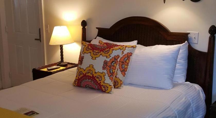 The Caribbean Court Boutique Hotel Веро Бич Экстерьер фото