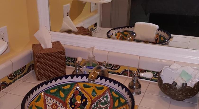 The Caribbean Court Boutique Hotel Веро Бич Экстерьер фото