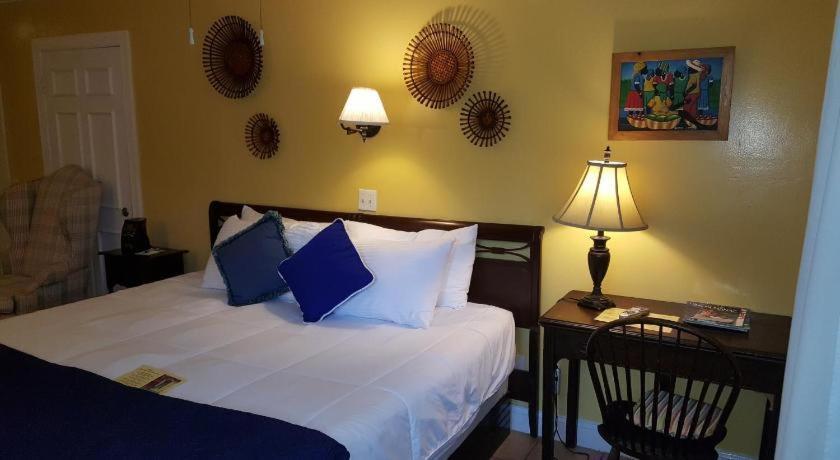The Caribbean Court Boutique Hotel Веро Бич Экстерьер фото