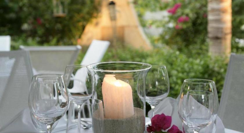 The Caribbean Court Boutique Hotel Веро Бич Экстерьер фото