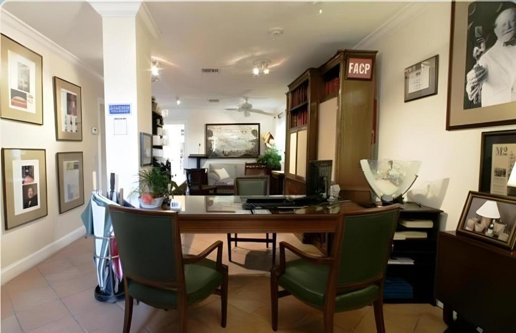 The Caribbean Court Boutique Hotel Веро Бич Экстерьер фото