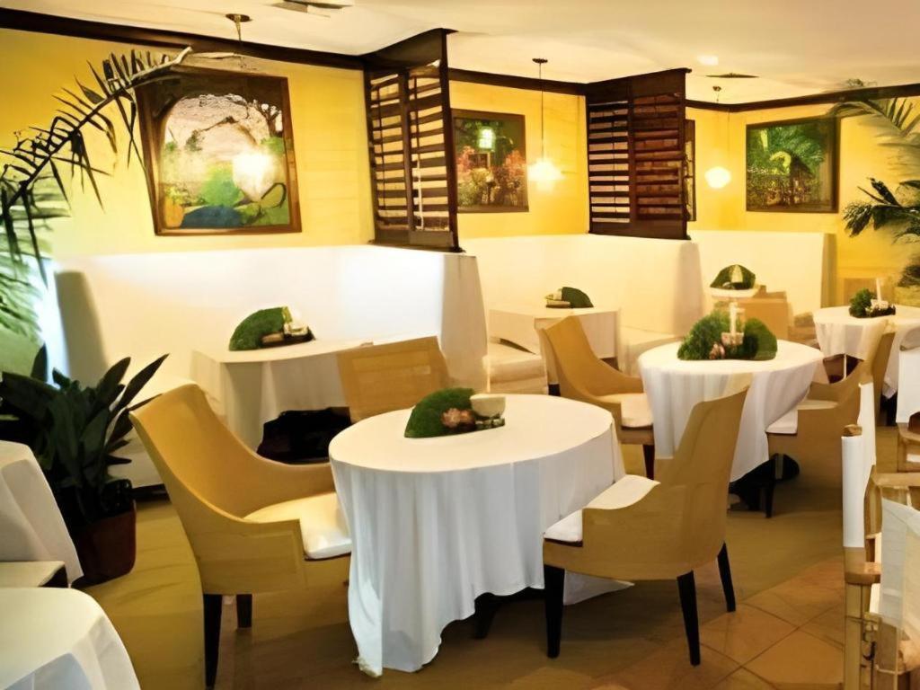 The Caribbean Court Boutique Hotel Веро Бич Экстерьер фото