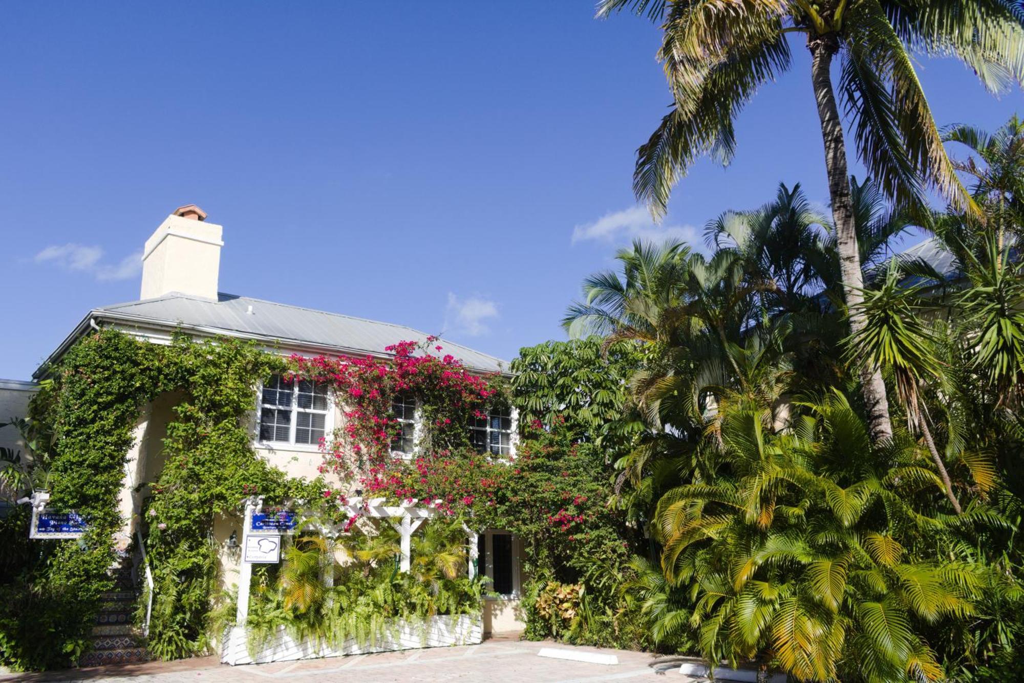 The Caribbean Court Boutique Hotel Веро Бич Экстерьер фото