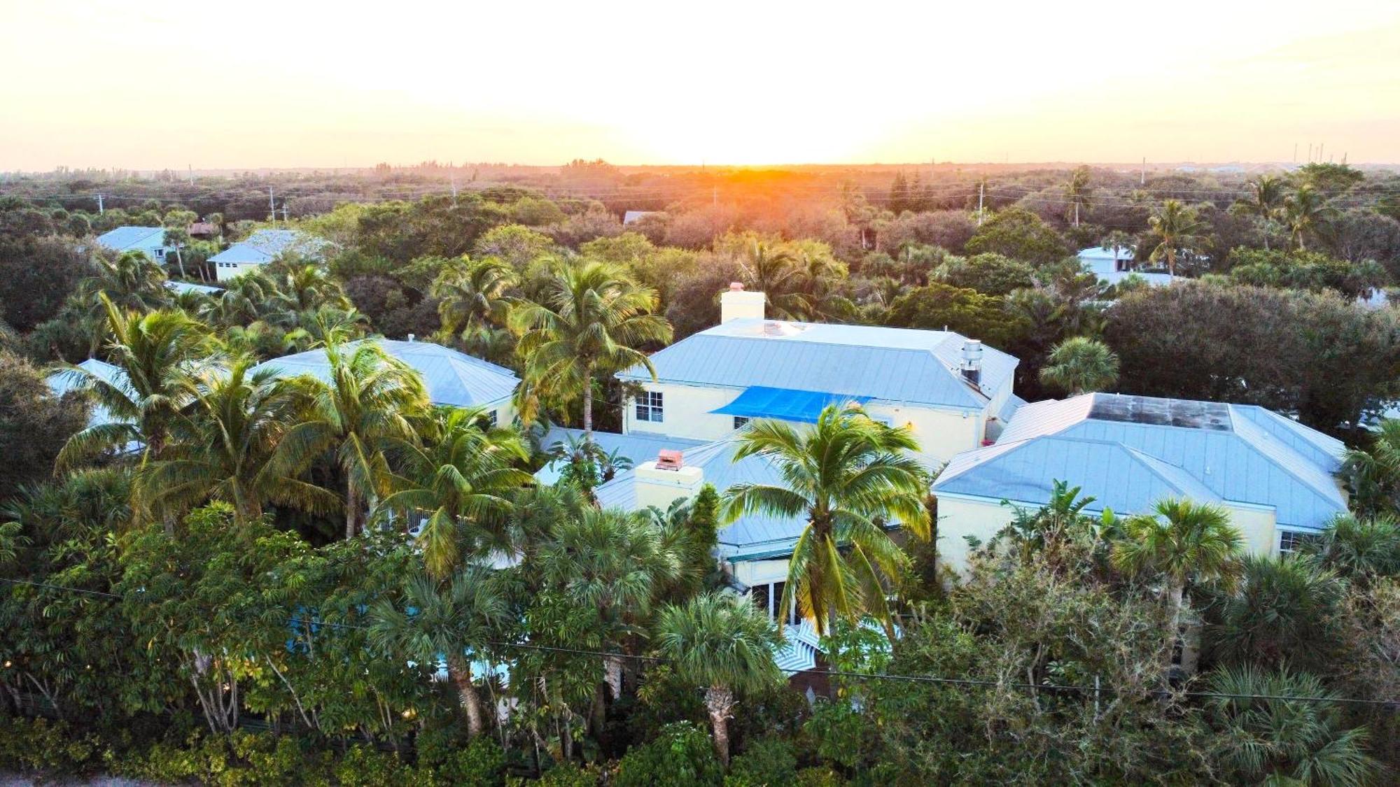 The Caribbean Court Boutique Hotel Веро Бич Экстерьер фото